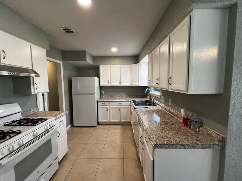 Building Photo - 1103 Floradale Dr