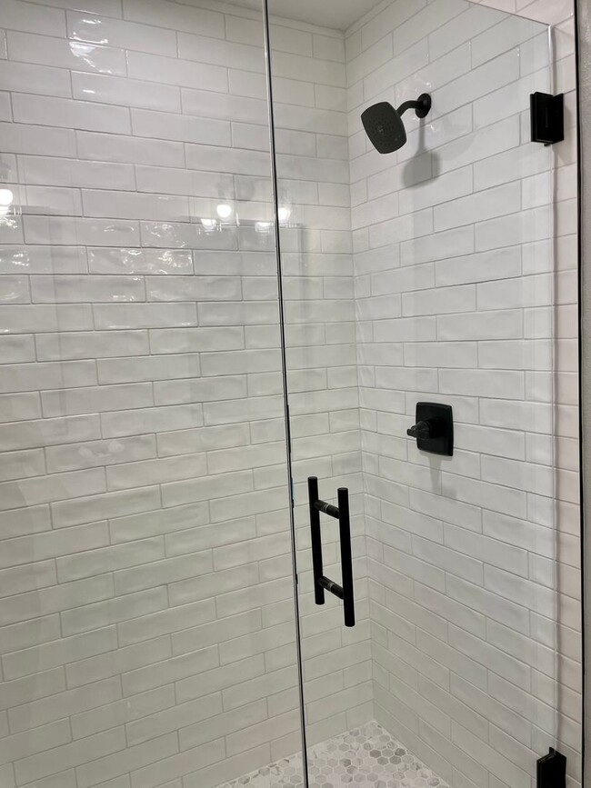 Building Photo - Spacious 3 Bedroom 2.5 Bath Townhouse in C...