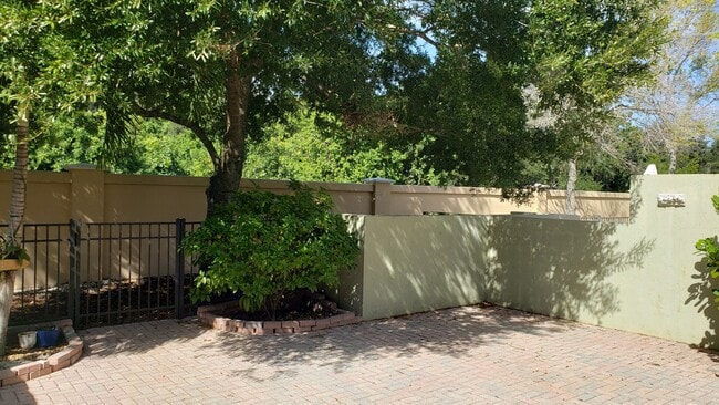 Building Photo - 1945 Bridgepointe Cir