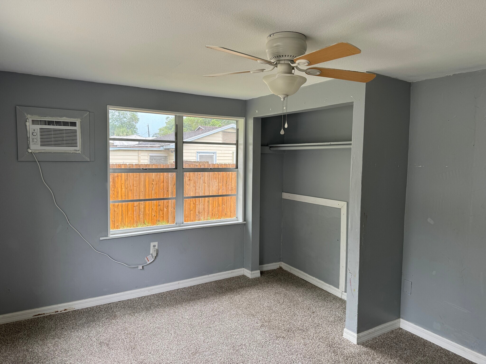 Building Photo - 605 Center Ave