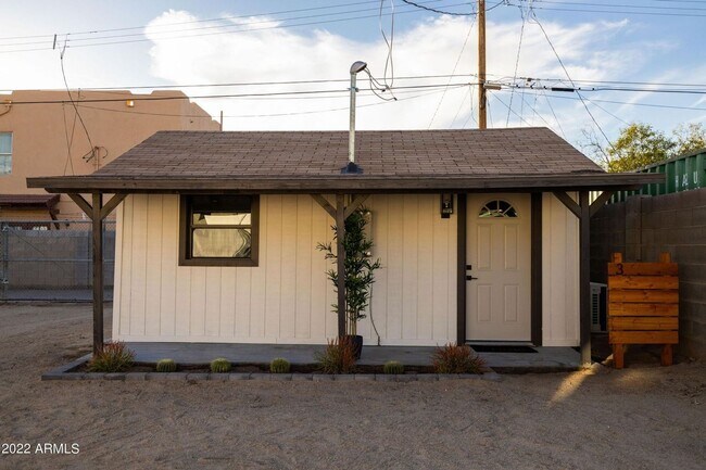 Building Photo - 326 N 17th Dr