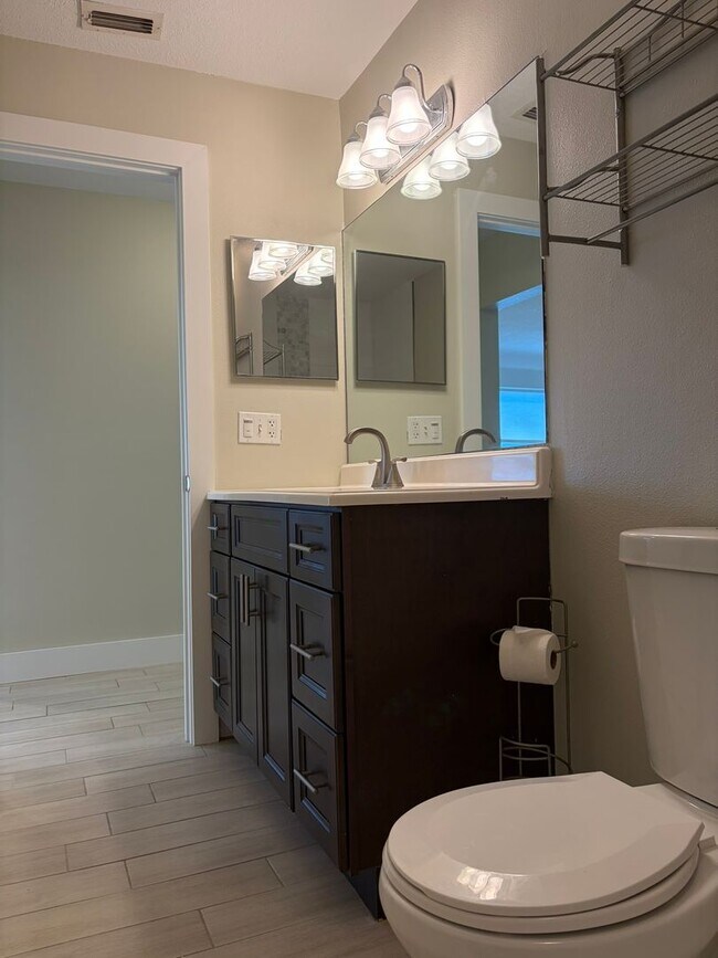 Building Photo - Refreshed North St Pete 4 Bedroom Home