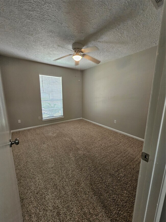 Building Photo - 2312 Meadow Green Dr