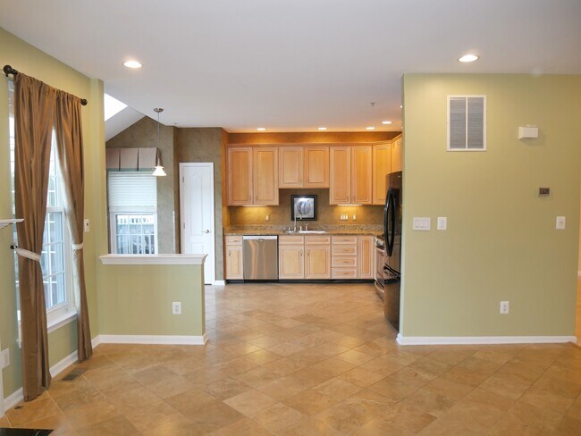 Building Photo - Gorgeous Former Model 4 Bed 2.5 Bath Townh...