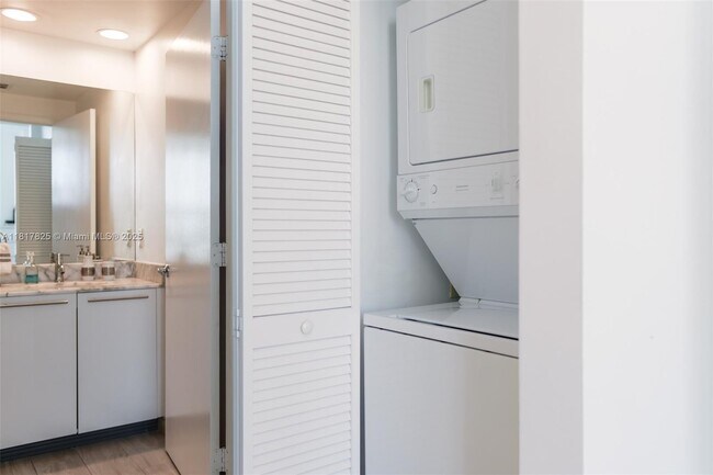 Building Photo - 950 Brickell Bay Dr