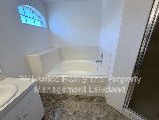 Building Photo - 5688 Fischer Dr