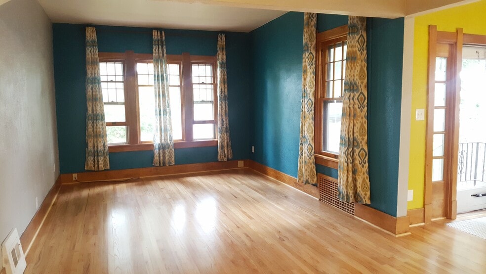 Living room - 2816 Reed Ave