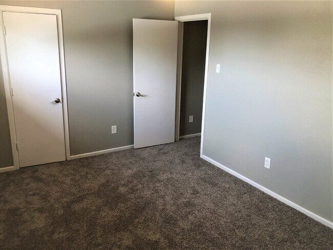 Building Photo - Captivating Townhome Ready For Move In!
