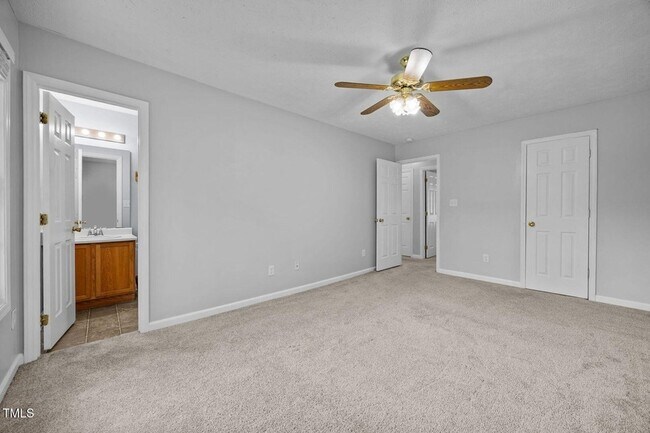 Building Photo - 450 Main St