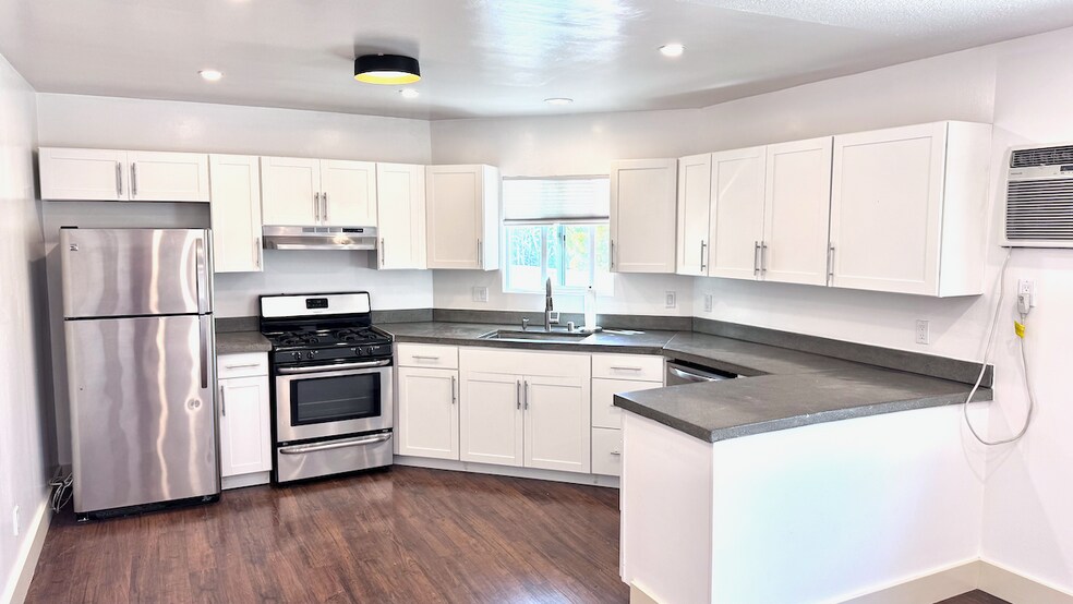 kitchen - 2821 1/2 S Sycamore Ave