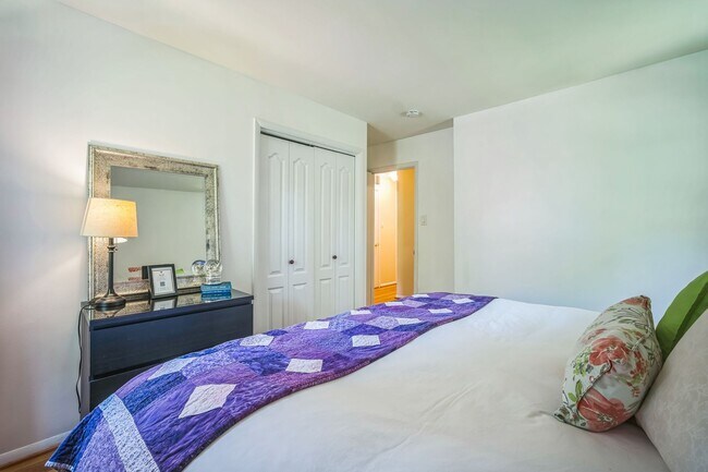 Building Photo - Charming 4 Bedroom Brick Home - Ideal Loca...