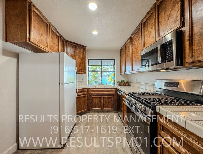 Building Photo - Two bedroom condo near Davis university