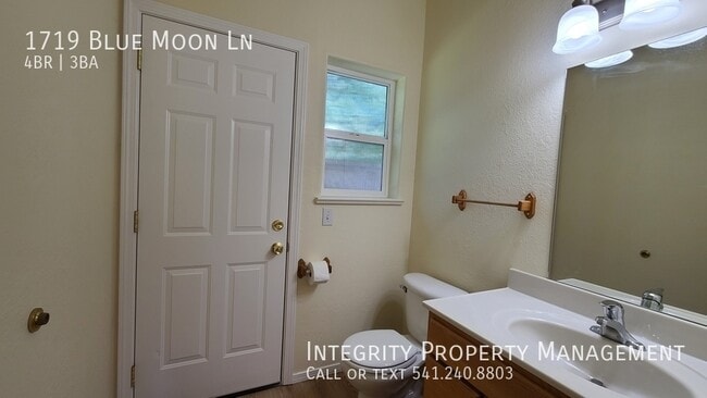 Building Photo - 1719 Blue Moon Ln