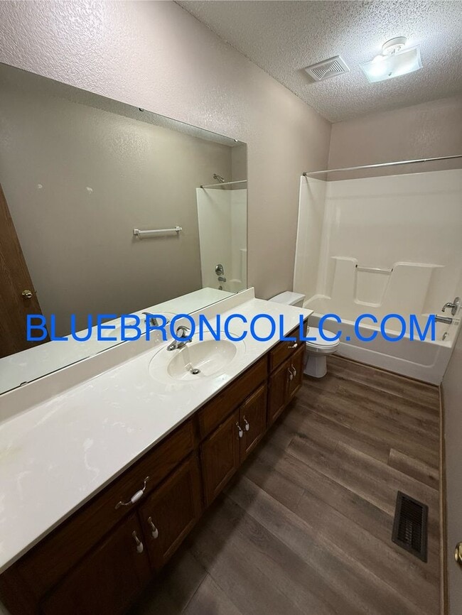 Building Photo - Lovely 2 bedroom townhome in Peculiar