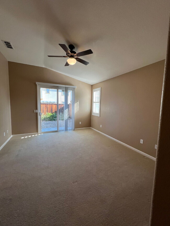Building Photo - Tracy: $2839 3 bedroom 2 bath single story...