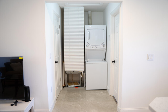 Building Photo - 1425 Riverside Cir