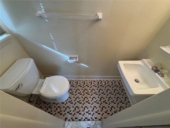 Building Photo - 16 Summit St