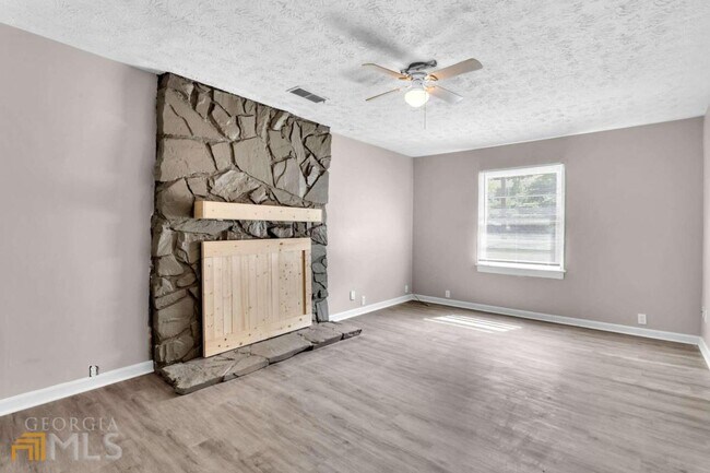 Building Photo - 2070 Twelve Oaks Cir