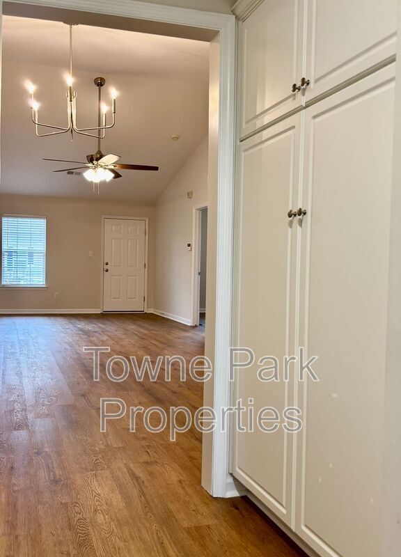 Building Photo - 327 Greendale Pl