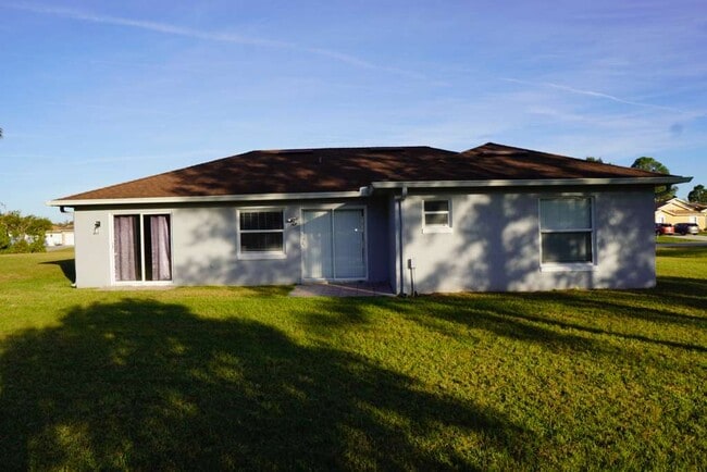 Building Photo - 3175 Victoria Dr