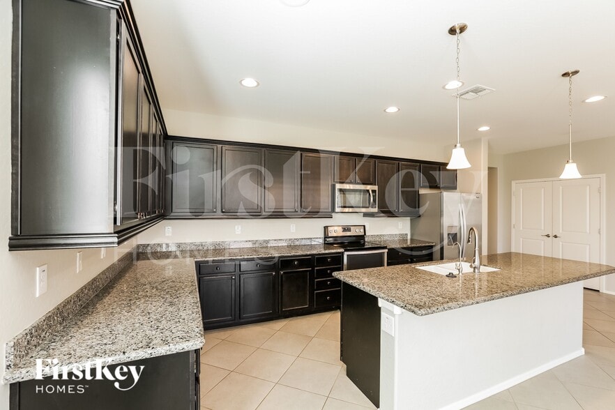 Building Photo - 22464 Via Del Oro