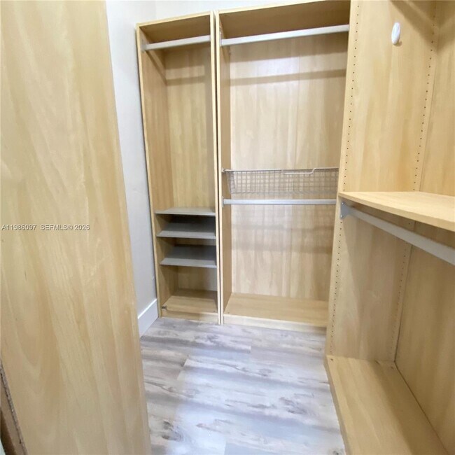 Building Photo - 10794 N Kendall Dr