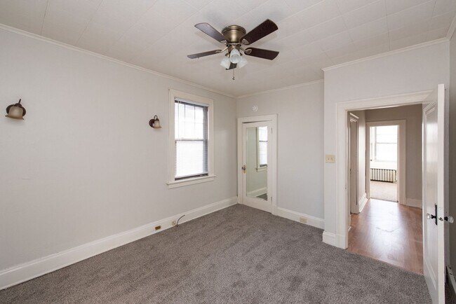 Building Photo - Beautifully updated Tudor style duplex. Upper unit. Large rooms. 2 balconies, private entry. Fenc...