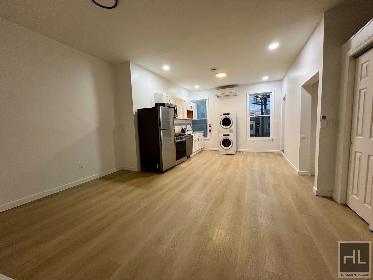 Building Photo - Top Floor 2BR 1BA Lofty Space w/ Laundry In Greenwood/South Slope