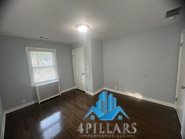 Building Photo - "Charming 3-Bedroom Home with Spacious Lay...