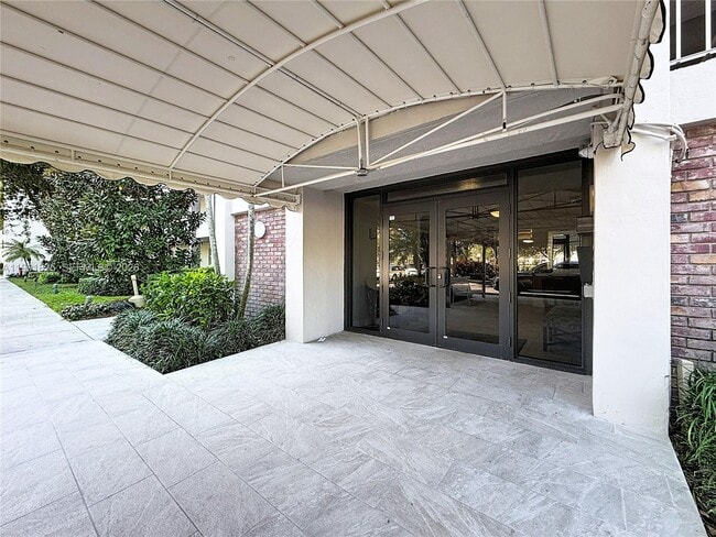 Building Photo - 605 Oaks Dr