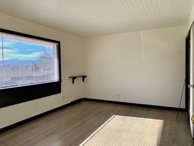 Building Photo - Large 2 bed, 2 bath, 1 car garage duplex