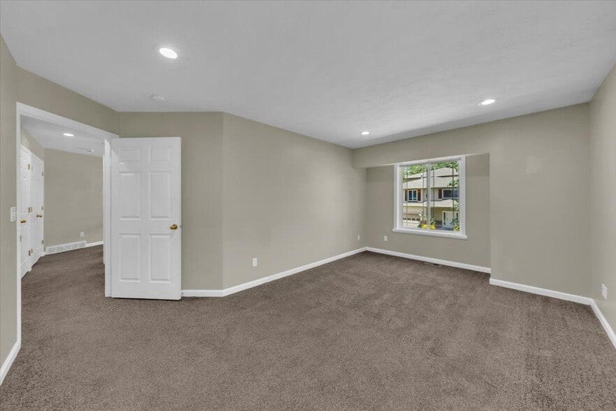 Building Photo - 685 E Union Pines Ct