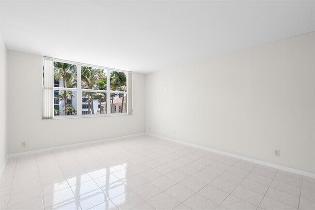 Building Photo - 1149 Hillsboro Mile