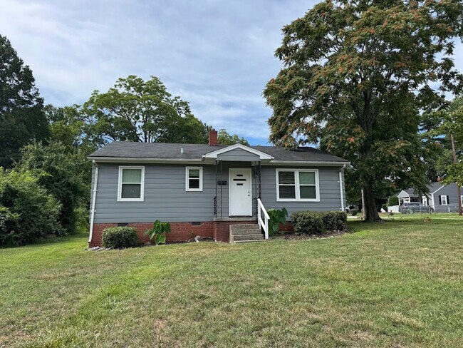 Building Photo - 3bed/1bath House in Greensboro - $1395/month