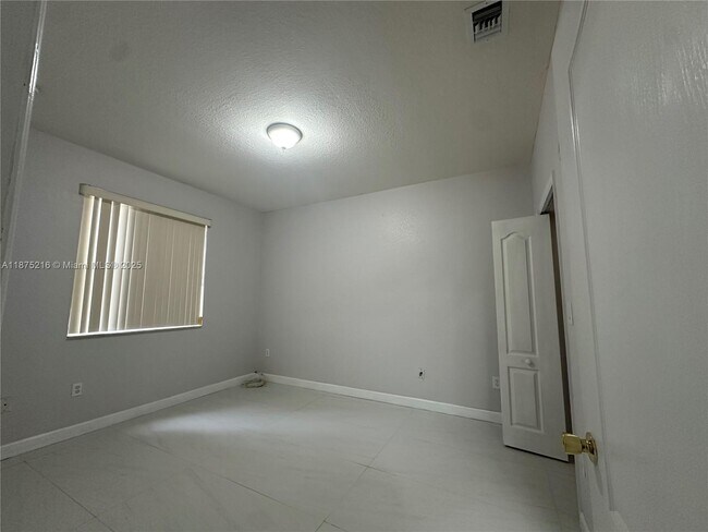 Building Photo - 1651 SE 28th Ct