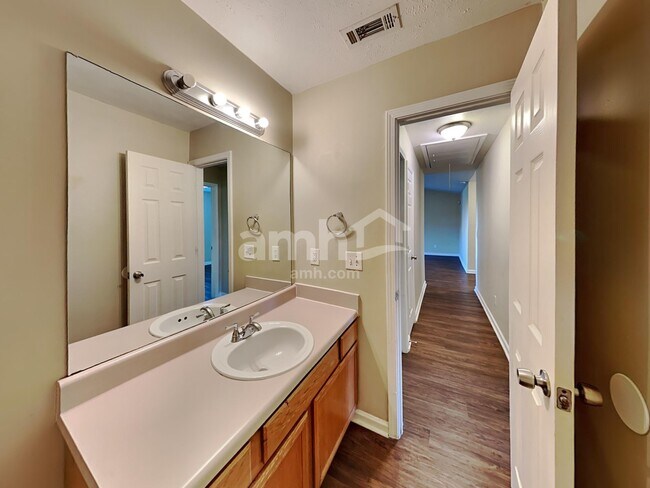 Building Photo - 634 Mable Dr