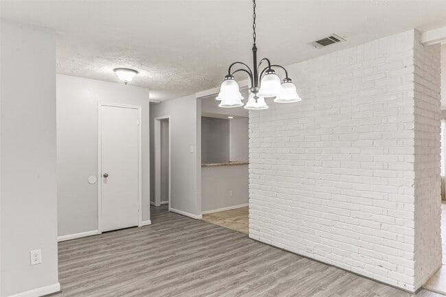 Building Photo - 21335 Park Mt Dr