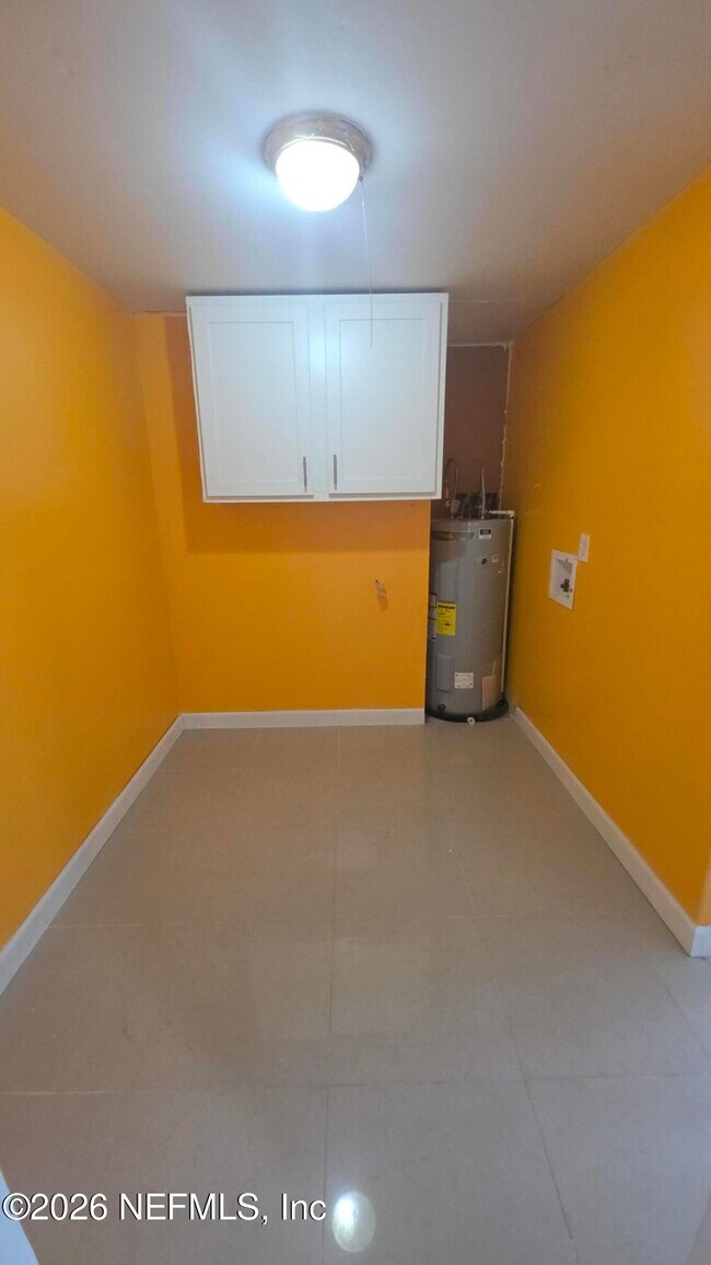 Building Photo - 10791 Luana Dr N