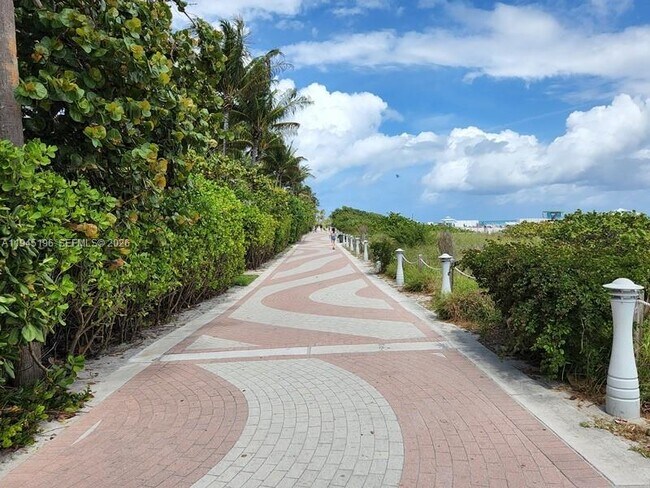 Building Photo - 2899 Collins Ave