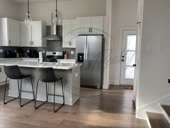 Building Photo - Modern 3-Bedroom Home in the Heart of Buen...