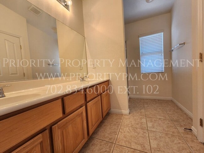 Building Photo - ~3 Bedroom Northwest Townhome ~ 1400sq. ft...