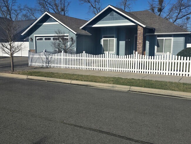 Building Photo - 3 bed 2 bath Home for Rent in Grants Pass
