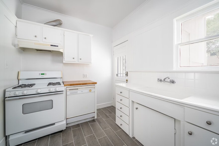 Kitchen - 4907 Louisiana St