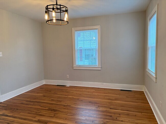 Building Photo - 3 Bedroom, 2 Bathroom in Eden!