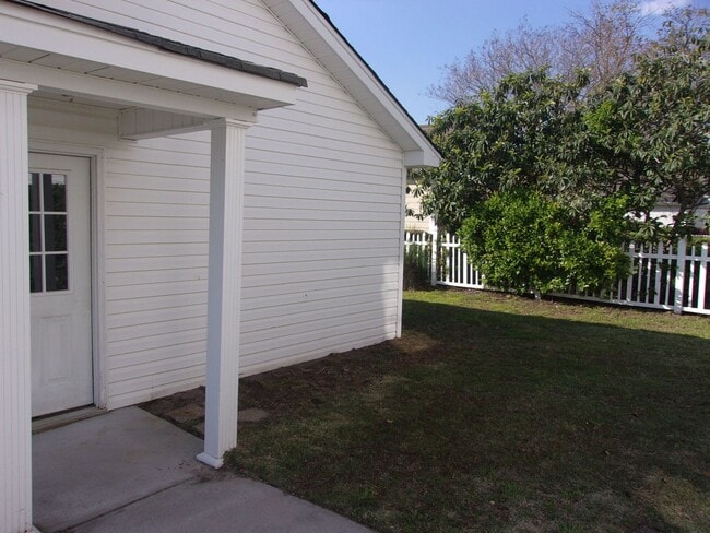 Building Photo - 3 Bedroom / 2.5 Bathroom with 2 car garage...