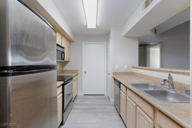 Building Photo - 555 E Silverado Ranch Blvd