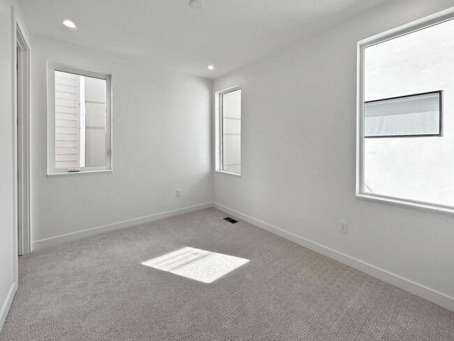 Building Photo - $0 DEPOSIT OPTION. BRAND NEW 4 BED 3 BATH HOME WITH ROOFTOP DECK IN BERKELEY