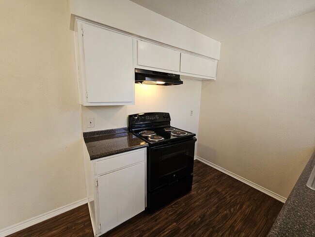 Building Photo - 3125 Tudor Ln