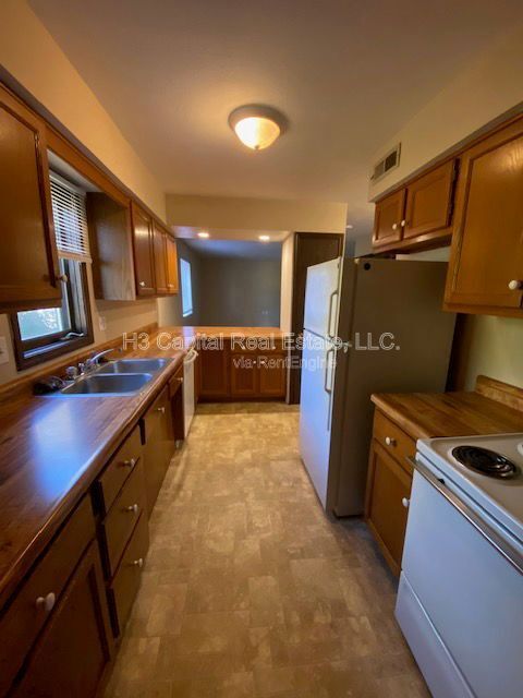 Building Photo - 901 2nd St