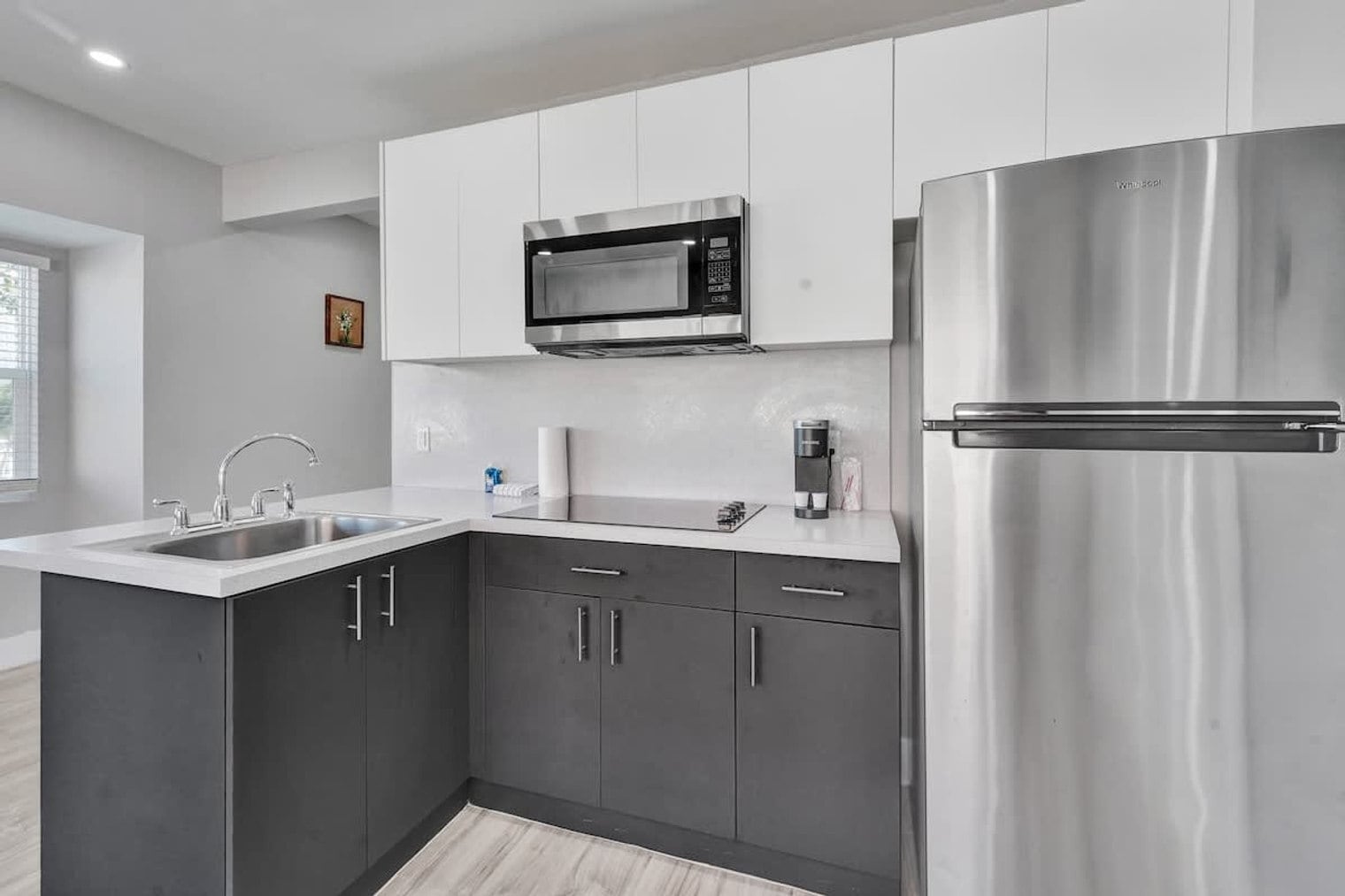 Building Photo - 906 N Riverside Dr